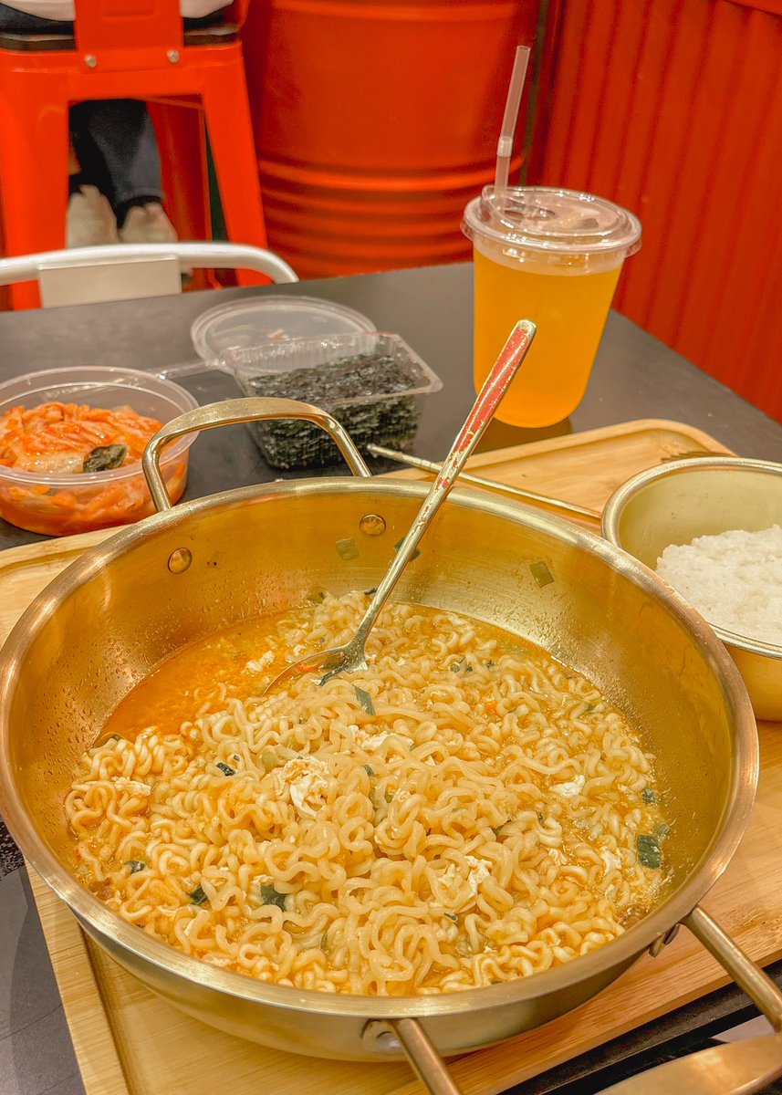 AttyOrangeJuice's tweet photo. Late night ramen trip. 🍜 https://t.co/hfjbEuB13w