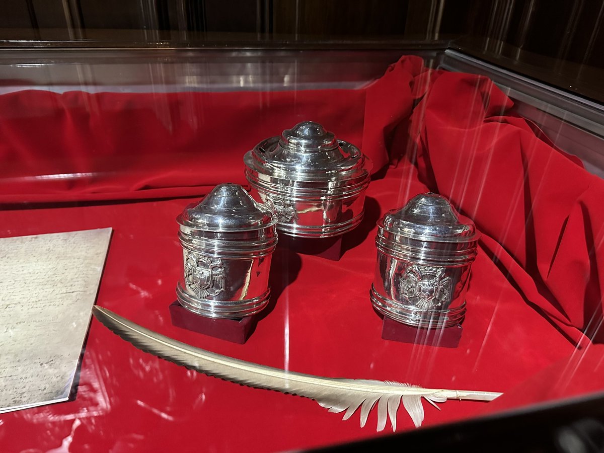 hellen_meniz's tweet photo. Hoy y mañana en la Biblioteca de la @MuniLima se presenta al público el Acta de la Declaración de la Independencia del Perú, que se firmó un día como hoy en 1821. También podrán ver el tintero que se utilizó para las 3500 firmas que se plasmaron. De 9am a 4:30pm, ingreso libre. https://t.co/2S0R2kCTHj
