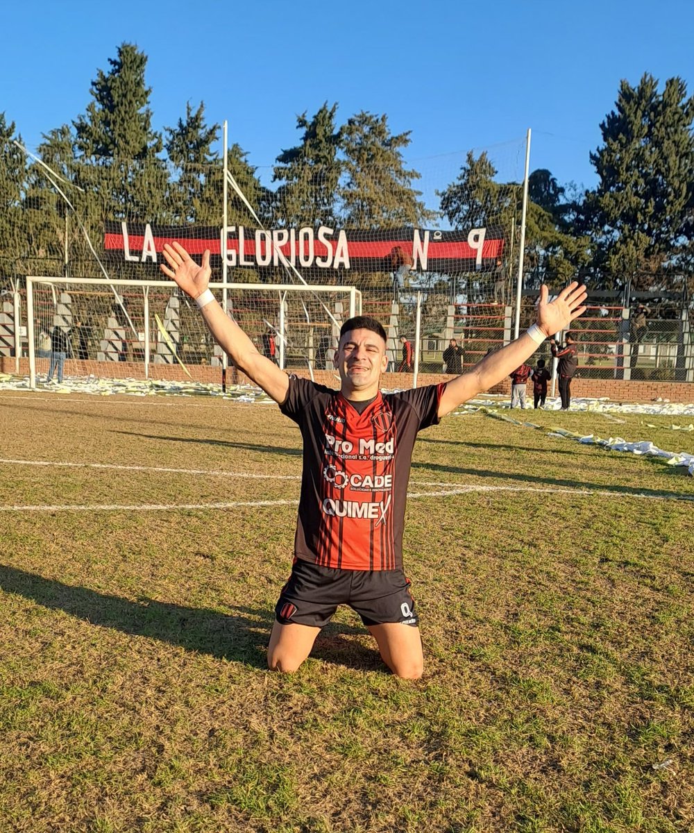 "Todo sacrificio tiene su fruto" 
SOY CAMPEÓN⭐️ Gracias Club Atletico Carcaraña 🔴⚫️... Siempre gracias a dios y a mi familia incondicional.