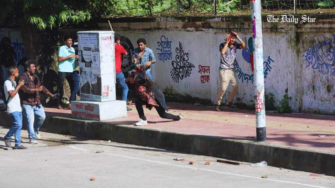 nofirpitou_'s tweet photo. More footages of BSL members beating up the protestors indiscriminately with stumps and cricket bats. https://t.co/xyNWqyEa3U
