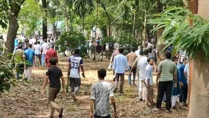 nofirpitou_'s tweet photo. More footages of BSL members beating up the protestors indiscriminately with stumps and cricket bats. https://t.co/xyNWqyEa3U