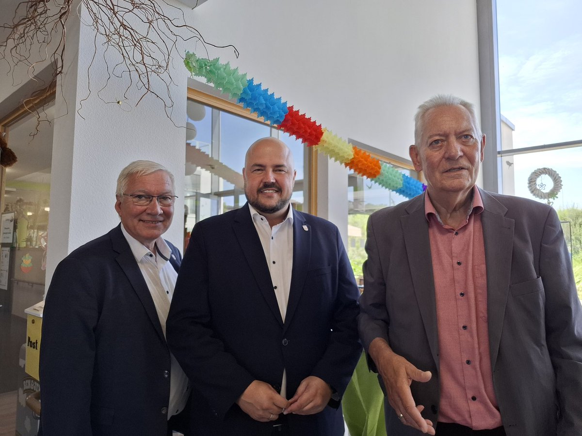 SeniorenSpandau's tweet photo. 10jähriges Jubiläum der #Pflegeeinrichtung Haus Wiesengrund in #Spandau. Bei Kaffee, Kuchen, Gegrilltem wurde das Jubiläum mit Gästen, Mitarbeitern und Bewohnern gefeiert. Mit dabei Bezirksbürgermeister @frankbewig + der Vors. d. #Seniorenvertretung, K.-H. Klocke. @GregorKempert https://t.co/myh3maa2RT