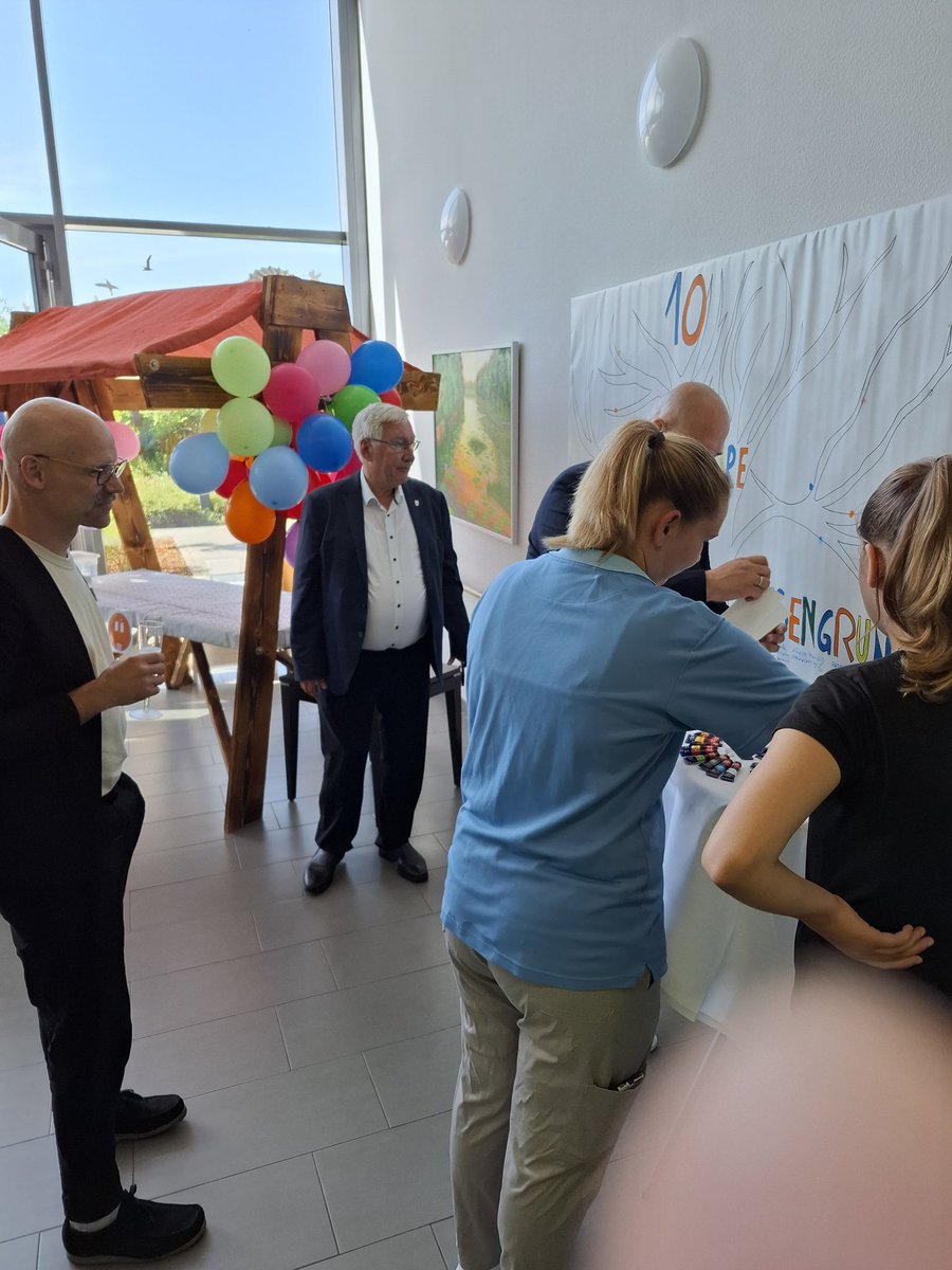 SeniorenSpandau's tweet photo. 10jähriges Jubiläum der #Pflegeeinrichtung Haus Wiesengrund in #Spandau. Bei Kaffee, Kuchen, Gegrilltem wurde das Jubiläum mit Gästen, Mitarbeitern und Bewohnern gefeiert. Mit dabei Bezirksbürgermeister @frankbewig + der Vors. d. #Seniorenvertretung, K.-H. Klocke. @GregorKempert https://t.co/myh3maa2RT
