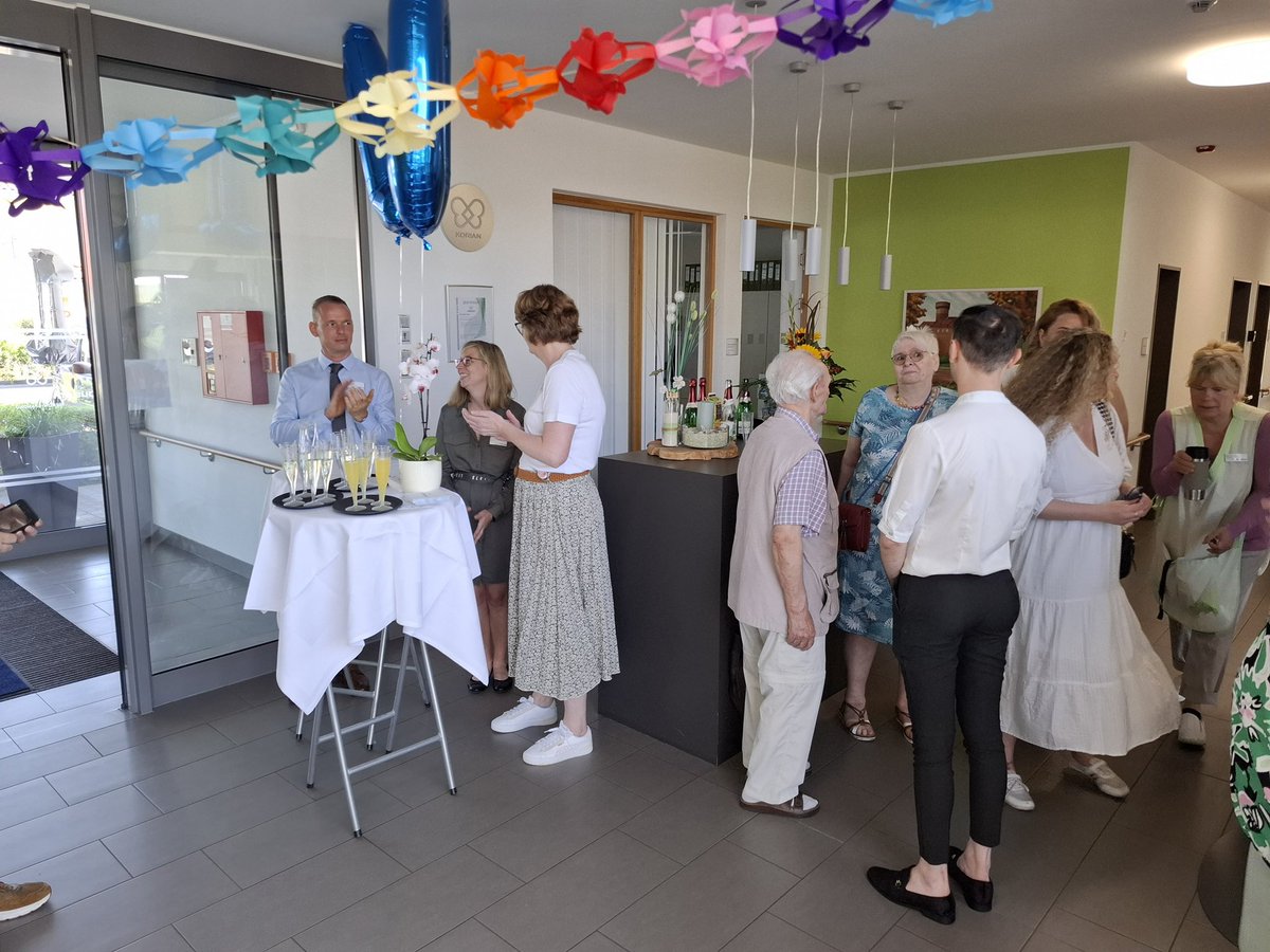 SeniorenSpandau's tweet photo. 10jähriges Jubiläum der #Pflegeeinrichtung Haus Wiesengrund in #Spandau. Bei Kaffee, Kuchen, Gegrilltem wurde das Jubiläum mit Gästen, Mitarbeitern und Bewohnern gefeiert. Mit dabei Bezirksbürgermeister @frankbewig + der Vors. d. #Seniorenvertretung, K.-H. Klocke. @GregorKempert https://t.co/myh3maa2RT