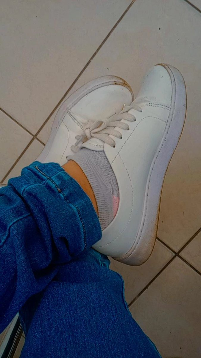 LadyDrika2's tweet photo. Dias de chuva...não são dias de glória para quem usa tênis branco! https://t.co/sxeiwxhlRS