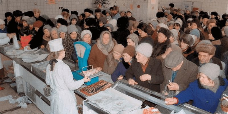 RUSSIA’S ECONOMIC CRISIS

“Basic products are rising sharply in Russia, far outpacing inflation. 

Eggs this summer jumped in price by 42%, bananas by 48%, tomatoes by 39.5%, beets by 53%, apples by 33%, and potatoes by 25%, 

Inflation is currently 9.2%.”

👉 The crash is coming