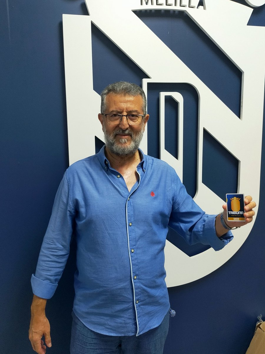 Un año más apoyando a nuestra UD MELILLA, esta mañana me acerqué al club para recoger el nuevo carnet de socio, he aprovechado y me he sacado esta instantánea y la he  colgado en Twitter.