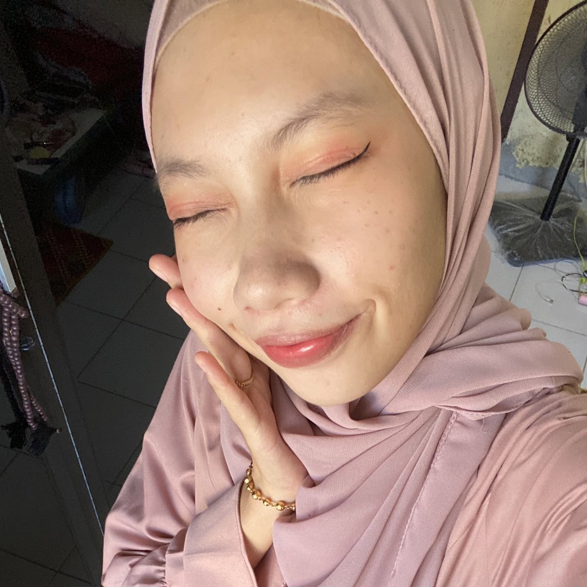 emang boleh gak pakai setting spray tapi makeup bisa tahan lama dan gak crack samsek😋 

tipsnya ada di skinprep yang oke dan bakal aku spill di bawah👇🏻