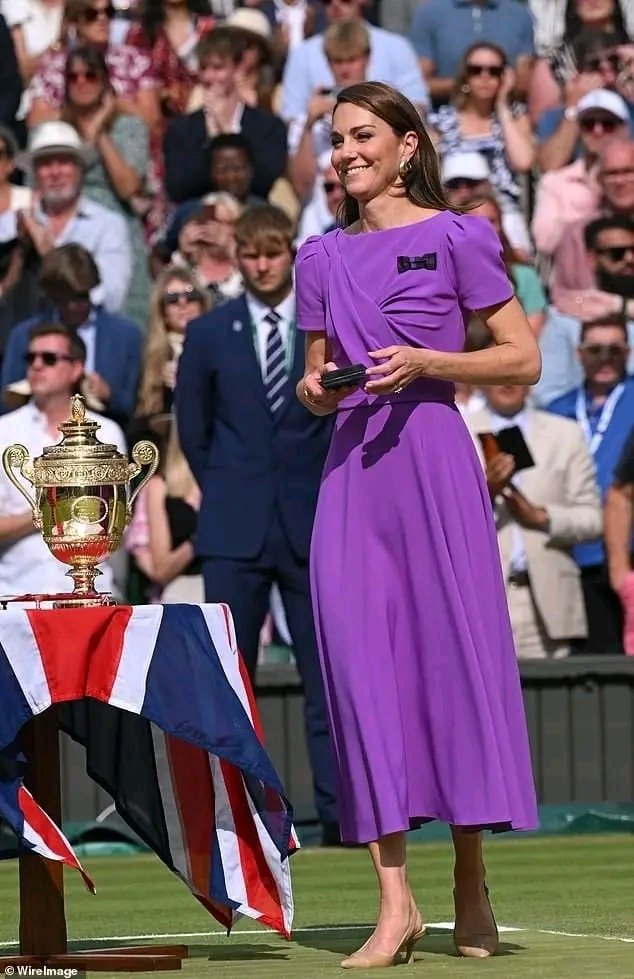 WilliamPri39308's tweet photo. The Princess of Wales presents the Wimbledon’s men’s trophy to Spain's Carlos Alcaraz after beating Serbia's Novak Djokovic during their men's singles final, 14 July 2024. https://t.co/q1eMVZrQRG