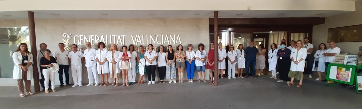 GVAsaludelche's tweet photo. 📌Tras los últimos asesinatos de mujeres a manos de sus parejas y el repunte durante el fin de semana, profesionales del Dpto. del Hospital General de Elche se han reunido en la puerta del hospital para guardar un minuto de silencio en repulsa y condena a los crímenes machistas https://t.co/huzzbNdY1z