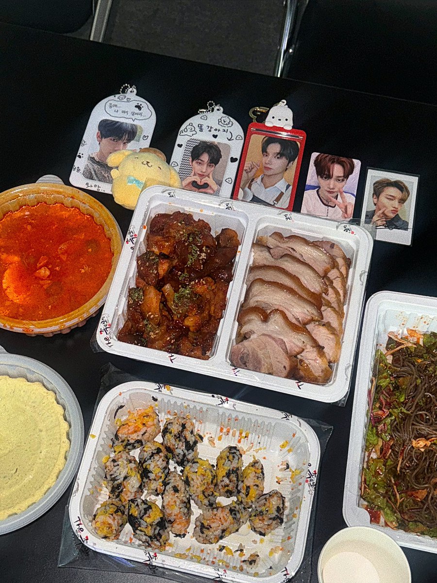 choon_j's tweet photo. 늦었지만 준호생일기념 만남 가지기 ♡ 
족발이 참 맛있었구요 드리핀이 참 잘생겼어요 ! https://t.co/TiLpghDGEb