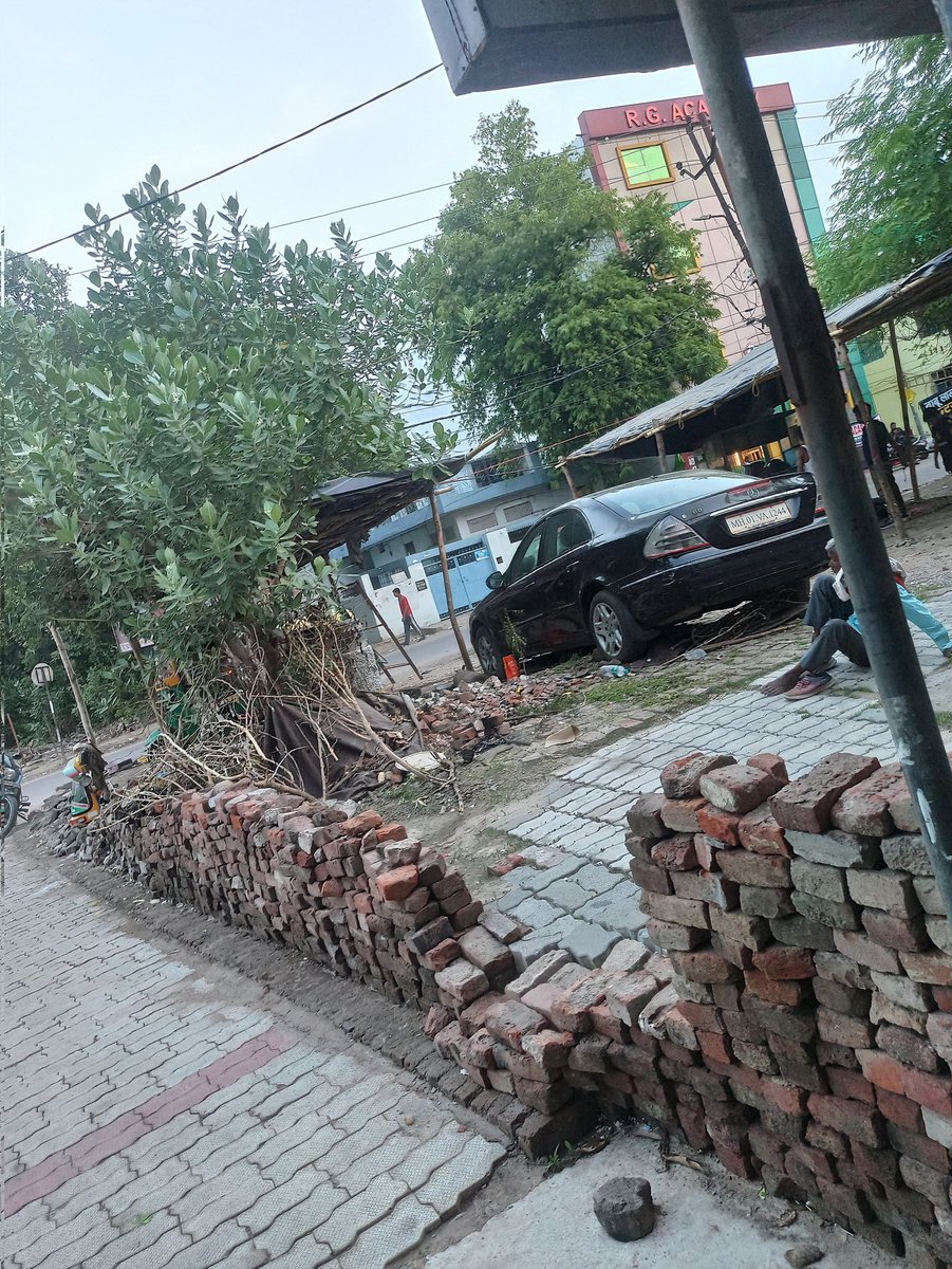 vijaye_singh's tweet image. कानपूर में  एयर फोर्स की ज़मीन पैर अवैध  कब्ज़ा  हो रहा है गार्डन बनाने क नाम  पर स्थान R G Academy स्कूल से नरेंद्र ग्राउंड तक  दोनों  ओर  @aajtak @ABPNews @myogiadityanath @abcnewsmedia @AU_KanpurNews @MohtaPraveenn @nagarnigamknp @AirForceTimes @divaspandeylive @CMOfficeUP