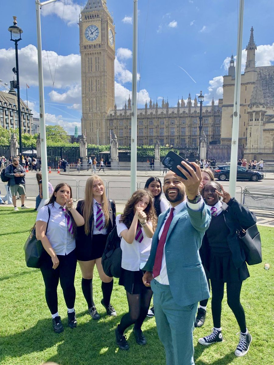 🚀Proud to launch my ‘Changemaker Academy’ in my 1st week as #Eastbourne’s MP!

💥During my 3-day bootcamp, I took 12 Eastbourne Academy students to the corridors of power in Parliament, the media, the Council &amp; local biz so they could see these places are for THEM, too.

🧵(1/6)