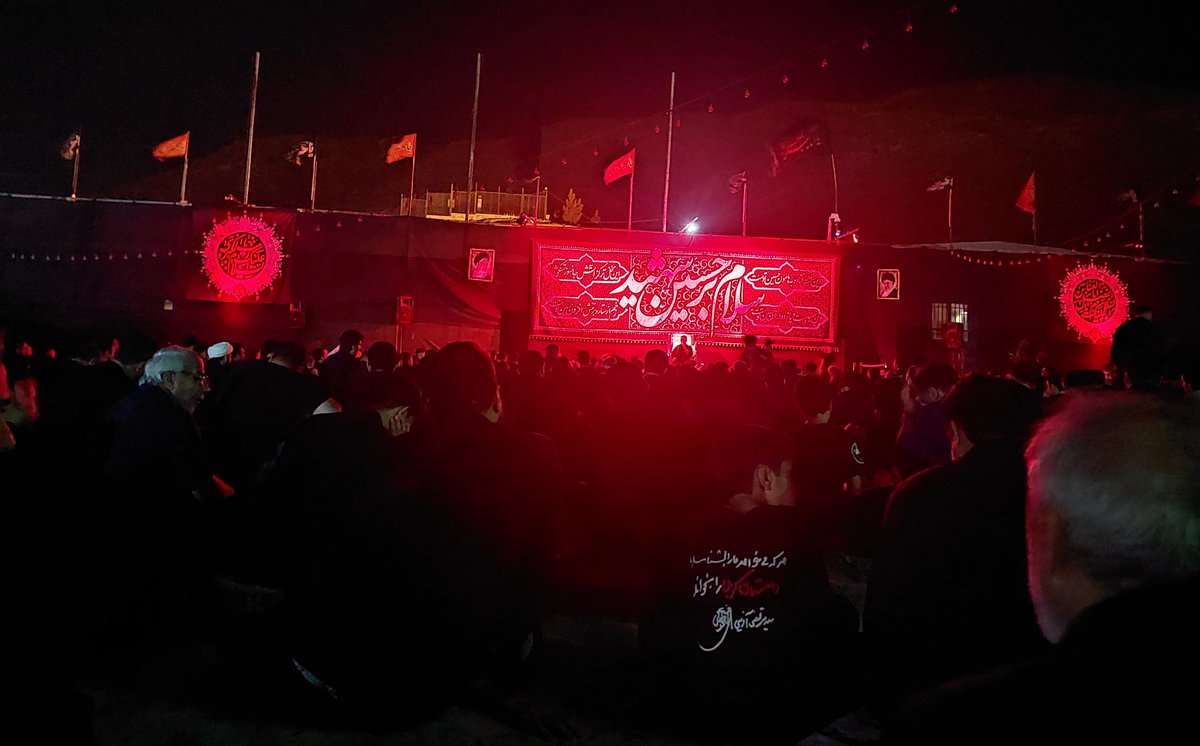 Nematian3's tweet photo. والله اگه این همه جمعیتی که این روزا و شبا تو مراسم عزای آقا اباعبدالله شرکت می‌کنیم، باوفا و همدل عهد ببندیم که بیایم پاکارِ حسینِ زمانمون، خدا باقی غیبت رو بهمون می‌بخشه...
#محرم https://t.co/w1TFrvZDO7
