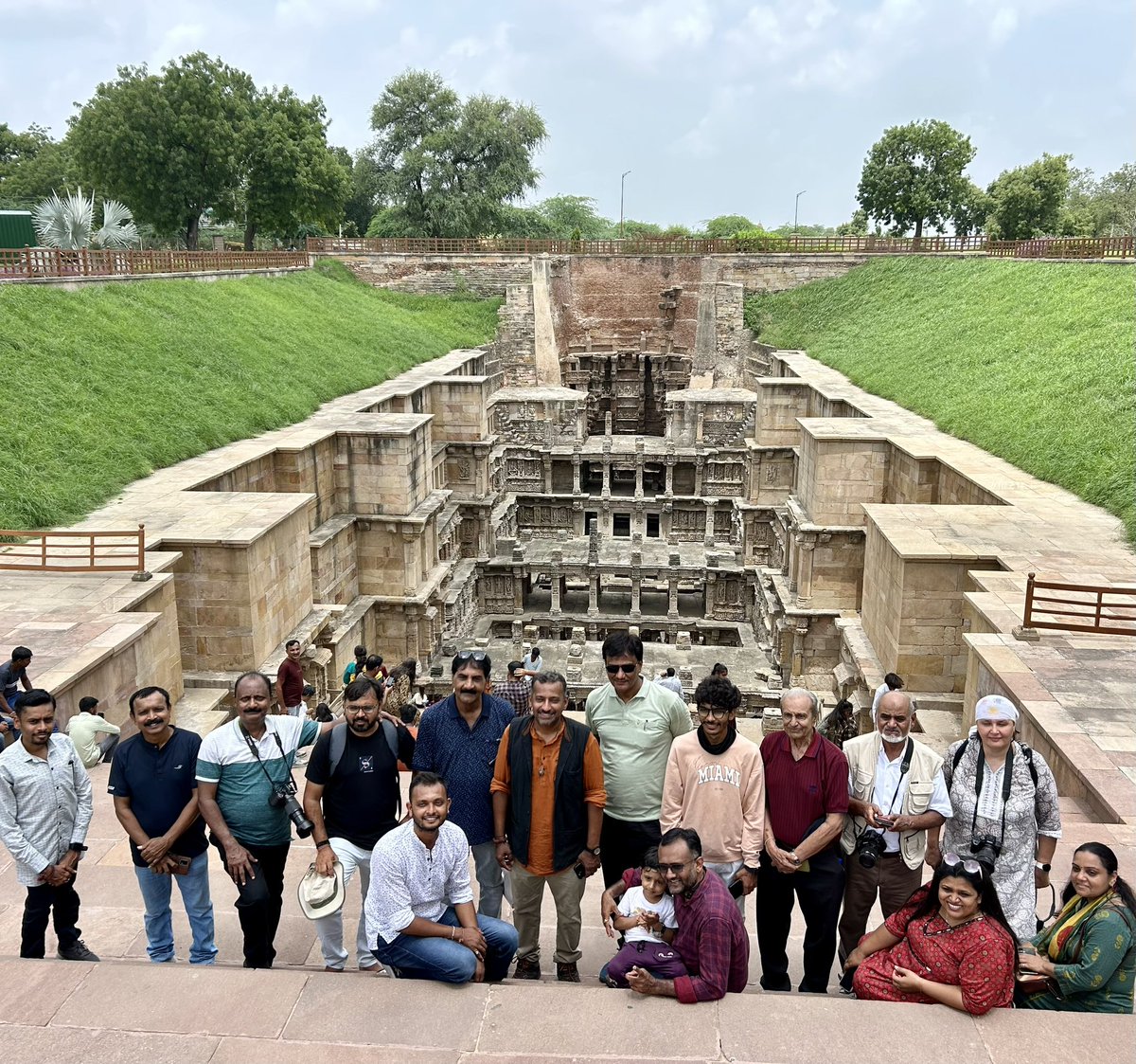 AtulyaVarso001's tweet image. “અનેરો આનર્ત” અંતર્ગત ગત્ત રવિવારે ટીમ અતુલ્ય વારસો થકી એક વિશેષ યાત્રાનું આયોજન થયું. જેની ખાસિયત એ હતી કે એમાં ૦૪ વર્ષનાં બાળકથી માંડીને ૮૬ વર્ષના વડીલ જોડાયા હતા. હેતુ હતો હેરિટેજ પ્રવાસન વિકાસ સાથે શિક્ષણ. #atulyavarso #patan #rankivav #Siddhpur