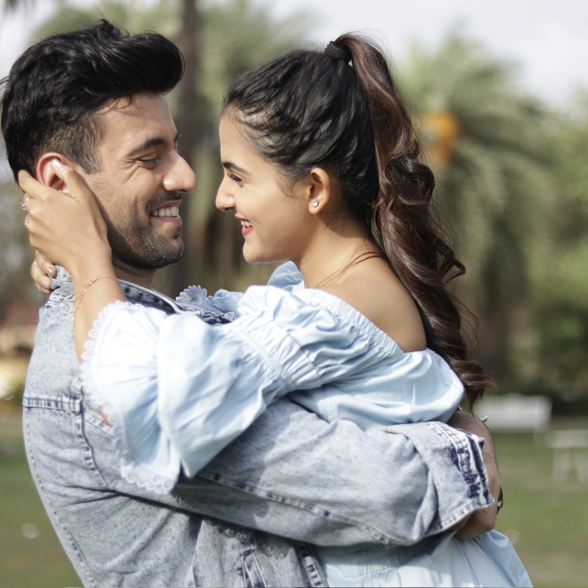 VishrutiCh's tweet photo. The scene where Naina hugs Neel is suffused with love & tenderness. The two of them in a bubble of romance.
This scene is the cutest🫶🏻
DEVIR MUBARAK HO TURNS 2
#MubarakHo #DeVir https://t.co/YUyWrRsg0q
