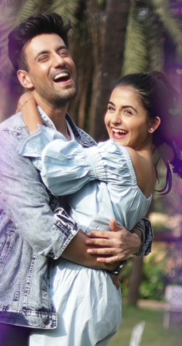 VishrutiCh's tweet photo. The scene where Naina hugs Neel is suffused with love & tenderness. The two of them in a bubble of romance.
This scene is the cutest🫶🏻
DEVIR MUBARAK HO TURNS 2
#MubarakHo #DeVir https://t.co/YUyWrRsg0q