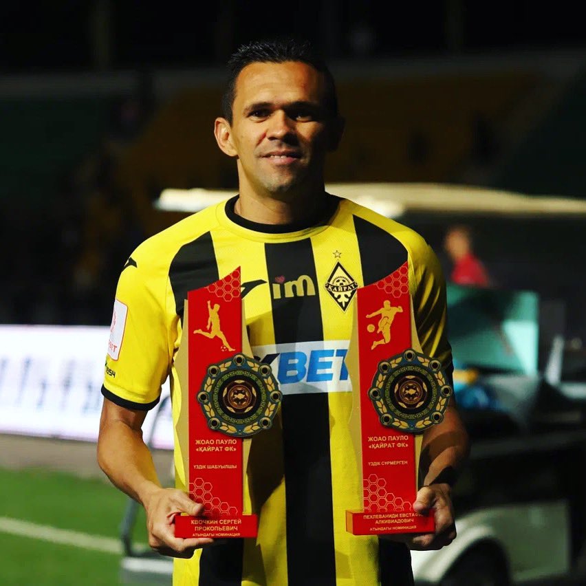 JPauloM11's tweet photo. Fruto de muita Oração e Trabalho,ontem Recebi a premiação como melhor atacante e artilheiro da temporada 2023 , feliz demais pelos prêmios e muito grato a Deus por sempre fazer mais do que eu mereço ,”entrega teus caminhos ao senhor ,confia nele e o mais ele fará “ 
#JP11⚽️💛🖤 https://t.co/qrJWswHQbq