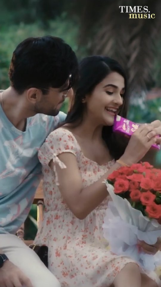 VishrutiCh's tweet photo. She was waiting for him, he was late, he presented her bouquet of roses with a sorry, & chocolate her heart warming instantly. She leaned in & planted a tender kiss on his cheek. The world around them seemed to fade.
DEVIR MUBARAK HO TURNS 2
#MubarakHo #DeVir https://t.co/97e9PAulJt