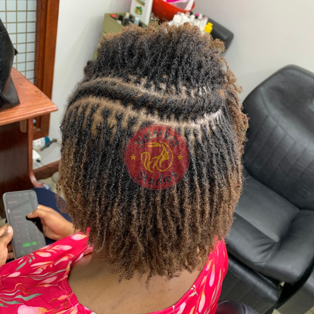Sisterlocks_254's tweet photo. Sisterlocks give you the freedom to get creative with your hair. You can experiment with different styles, from updos, twist outs, braids, curls. to half-up, half-down looks, among others.
What style are you rocking today?
#creativestyling #hairart #AuraforAura #CollinsJomaisi https://t.co/GN9TiDUIOx