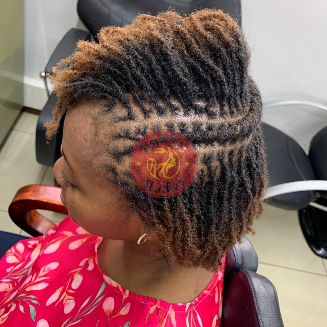 Sisterlocks_254's tweet photo. Sisterlocks give you the freedom to get creative with your hair. You can experiment with different styles, from updos, twist outs, braids, curls. to half-up, half-down looks, among others.
What style are you rocking today?
#creativestyling #hairart #AuraforAura #CollinsJomaisi https://t.co/GN9TiDUIOx