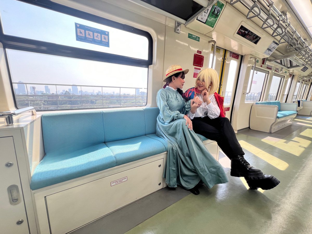 _mellowryne's tweet photo. kalau hari sabtu kemarin (13/7) kalian menemukan howl dan sophie naik lrt arah dukuh atas - bekasi, ya, berarti itu kita wkwkw 😭
howl : @.kingniyaa
sophie : @.normaark
#HowlsMovingCastle #howlcosplay #sophiehattercosplay https://t.co/5pwS9K2ABy