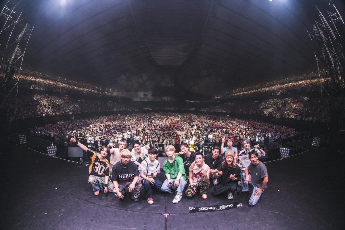 UVERworld_dR2's tweet photo. Thank U @BEFIRSTofficial 🔥🔥🔥BE:FIRSTとのツーマンライブ
最高の一夜をありがとうございました！
#UVERworld
#BEFIRST 
@jwave813fm https://t.co/5C2Co3RE2k