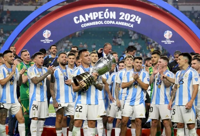 RED92cadadiamas's tweet photo. 🇦🇷⚽️#NoticiasRED92 | #CopaAmerica2024 | #Alas17 |
Tras la consagración en la Copa América, la Selección emprende el regreso
El combinado nacional abandonó Miami tras el triunfo ante Colombia y se espera que lleguen por la tarde.
https://t.co/st2yrQW1Ik https://t.co/vPfu6qT1Xj