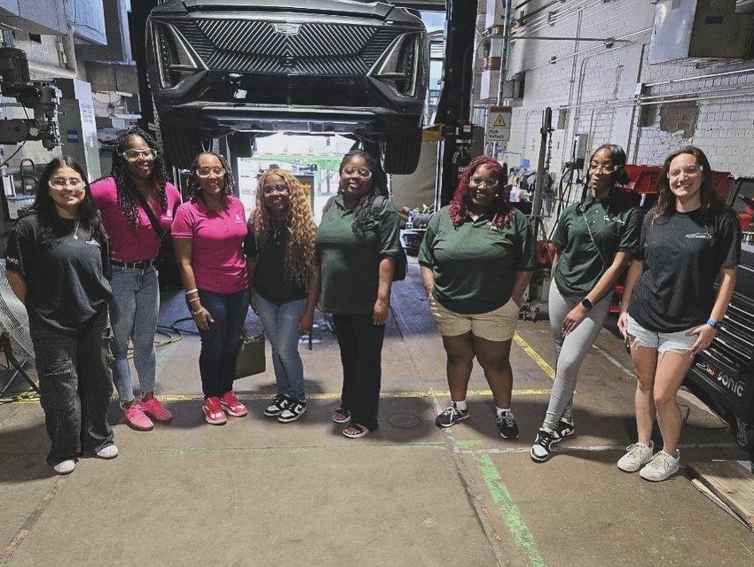 Our team welcomed <a href="/iambbinc/">Building Bridges, Inc.</a> to Illinois Tech! We are so happy they could see our beautiful campus and learn about the EcoCAR Challenge!

#illinoistechecocar #ecocar #ecocarchallenge