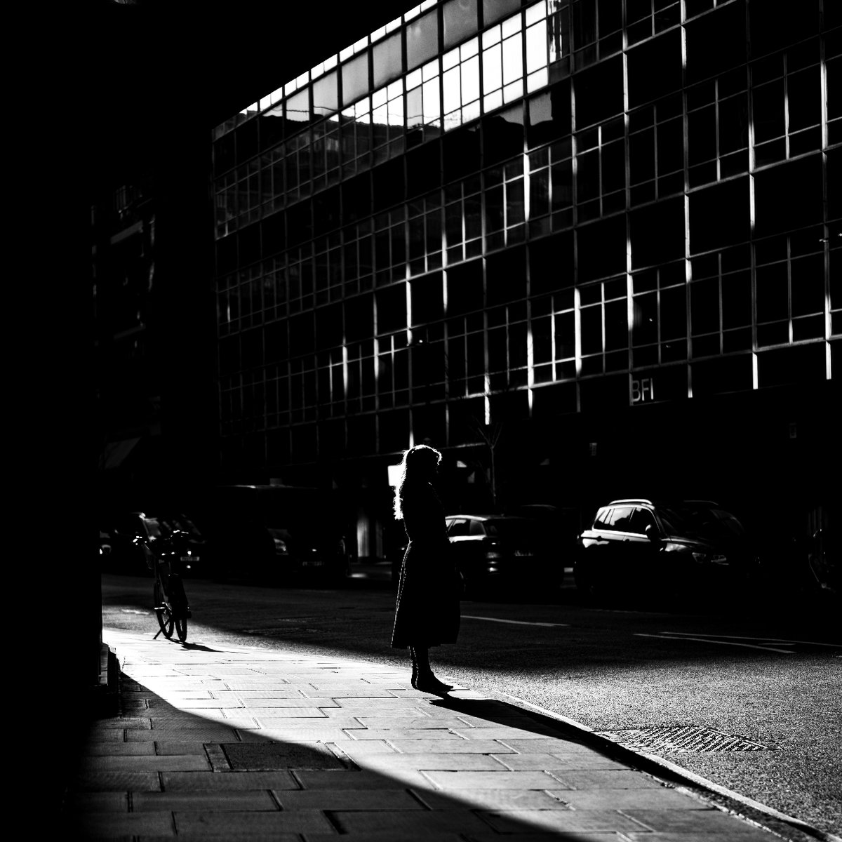 mathewalan_'s tweet photo. ✨ A serenade of lights, a waiting woman, and the anticipation of a ride. Pausing for moments in London's rush. 
•

•

•

•

#friendsinperson #Streetphotographers #TaxiTales #LuminousLondon https://t.co/J8Xc11gOwq