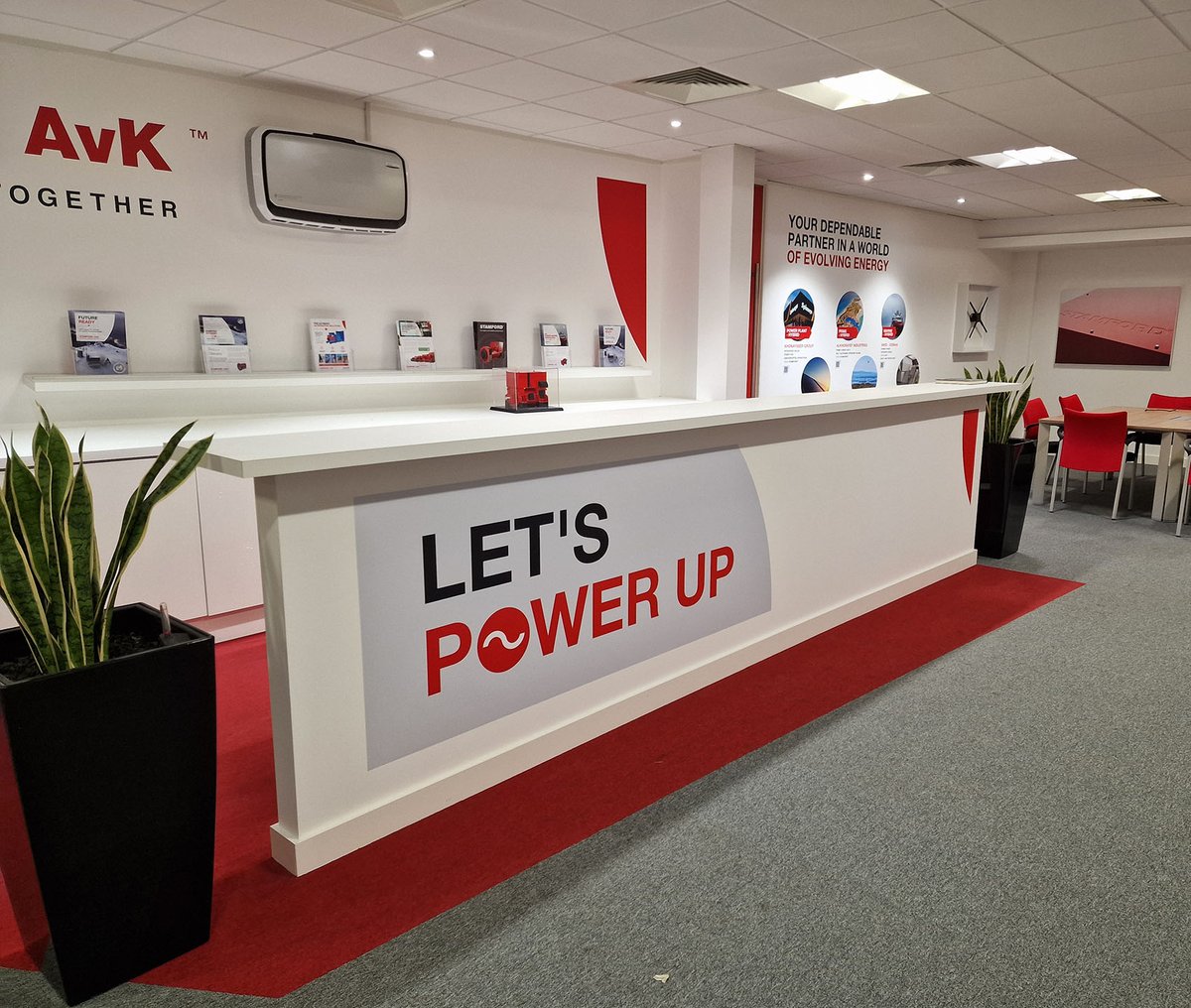 SXPeterborough's tweet image. Wall graphics for Cummins with prints and decal cut vinyl applied to the walls and desk.
#wallpaper #officesignage