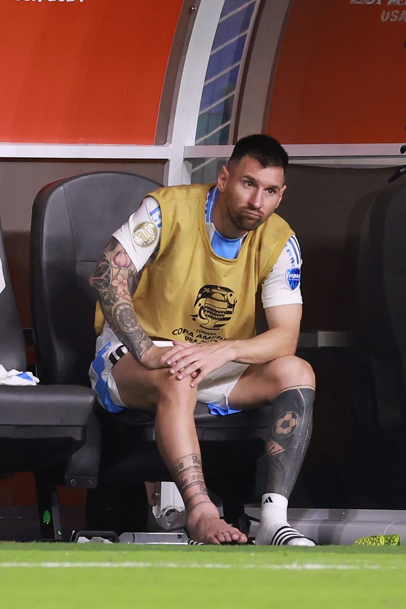 VSportsTM's tweet photo. "Leo tiene algo que todo el mundo tendría que tener: es el mejor futbolista de la historia y no quiere salir. Teniendo el tobillo así quiere seguir jugando. Prefiero esos jugadores. Sus compañeros ven eso. No es que quiere jugar porque es egoísta. Quiere jugar porque quiere ganar con sus compañeros y no quiere dejarlos tirados. Sabe que él es un montón para ellos, aún estando en esas condiciones. Nació para estar adentro de una cancha. Esa es la clave de todo. Cuando sale, el equipo se multiplica porque ya no está el capitán".

🗣️ Lionel Scaloni, sobre Messi.