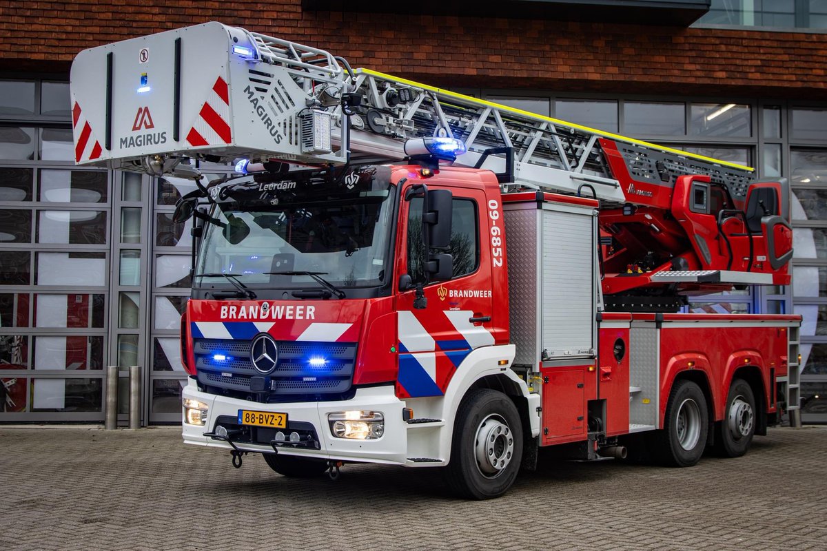 Sinds vanmiddag is ons nieuwe redvoertuig in dienst gegaan. De autoladder vervangt de hoogwerker welke sinds 2007 in dienst was. Een modern voertuig waarmee we de komende jaren weer vooruit kunnen. 

<a href="/vrutrecht/">Veiligheidsregio Utrecht</a> <a href="/5heerenlanden/">Gemeente Vijfheerenlanden</a>