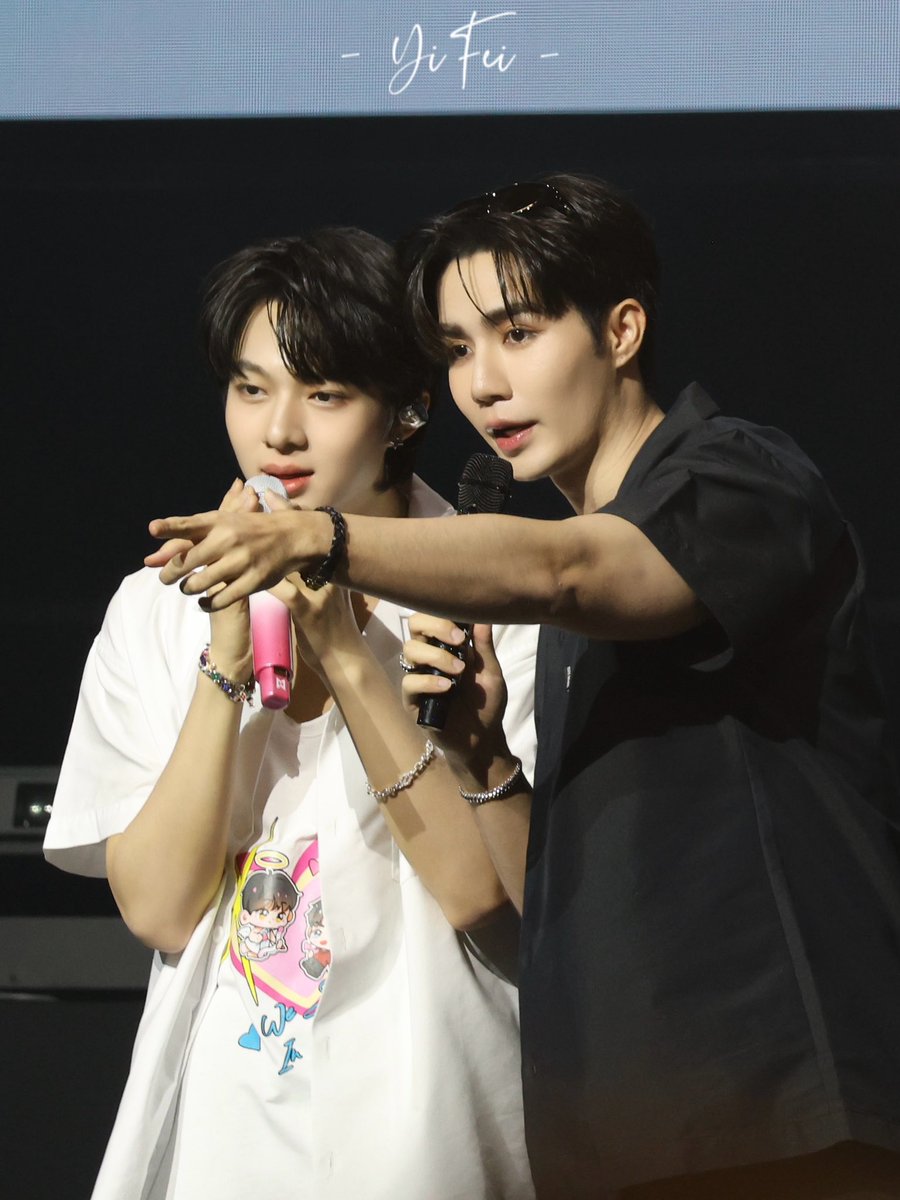 🤣

#ZNN1stConcertInHK 
#ZeeNuNew 
#ZeePruk #NuNew 
<a href="/zee_pruk/">Z</a> <a href="/CwrNew/">NuNew</a>