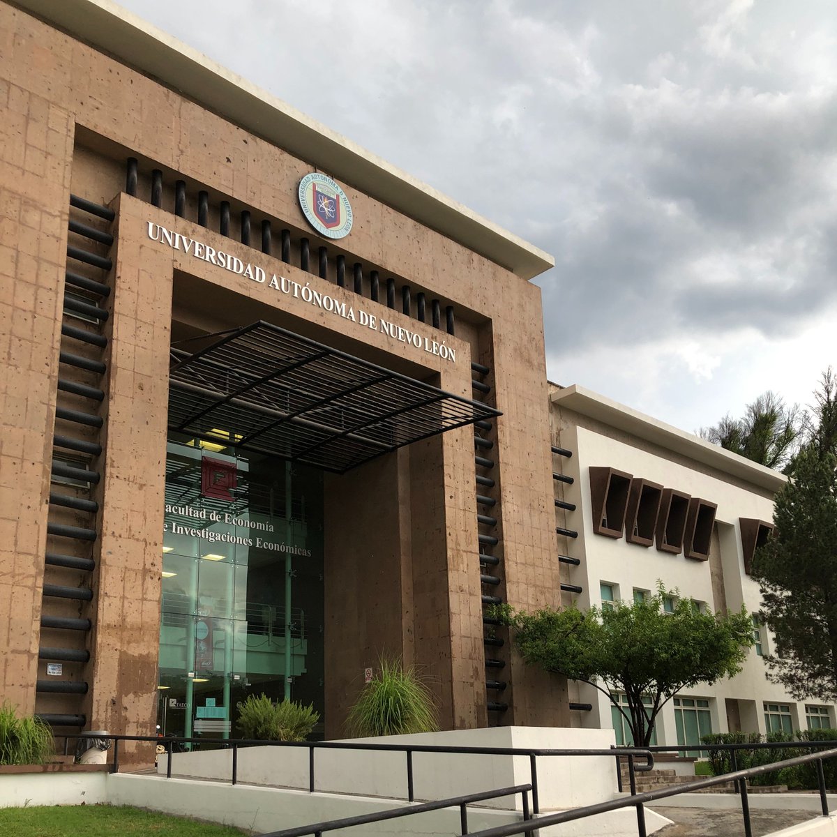 uanl's tweet photo. Desde 2008, la @economia_uanl tiene su sede en el Campus Mederos de la #UANL, pero ¿sabías que en sus inicios fue parte de la #FACPYA? Agradecemos a Fer Uresti por esta fotografía.  
Compártenos tus fotografía al correo: redessociales@uanl.mx https://t.co/vkSKphCVZG