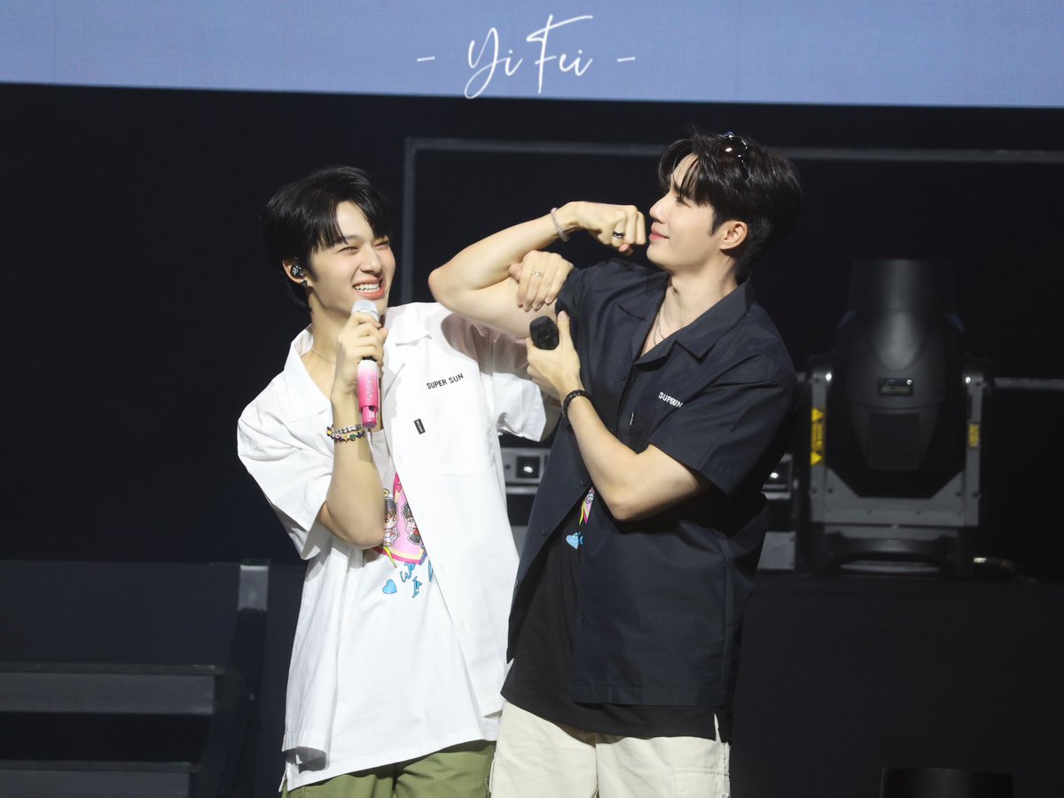 💪🏻💪🏻💪🏻

#ZNN1stConcertInHK 
#ZeeNuNew 
#ZeePruk #NuNew 
<a href="/zee_pruk/">Z</a> <a href="/CwrNew/">NuNew</a>
