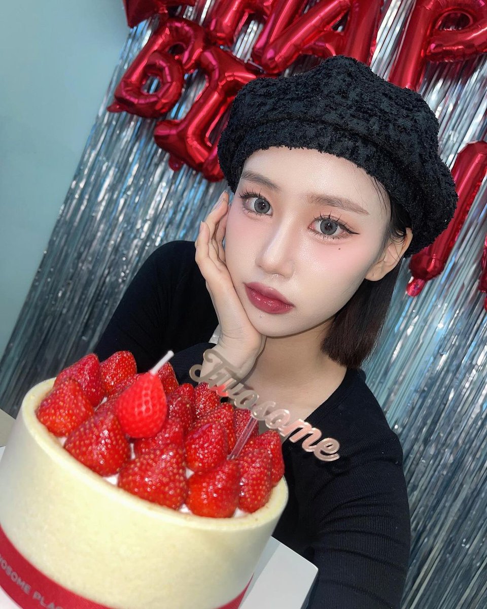 bessieclips's tweet photo. [240715] instagram update (maibessie__)

오늘 생일축하해준 우리 라피스 멤버들 너무 감사합니다:)❤️
이렇게 축하받고 따뜻 말 많이 받아서 너무 행복했어요🙃🫶

"산나야 생일 축하해 H 😗🫶"

#Lapillus #라필루스 #Bessie #베시 https://t.co/aBkaosXIrV