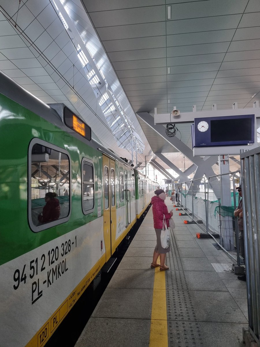 mikolajperz's tweet image. Na ✨ najnowocześniejszej stacji PKP w Polsce ✨ wszystkie pociągi opóźnione, ciągłe zmiany peronów, nikt nic nie wie... A tablice na peronach? Nie działają, a jakże! Jestem ciekaw, czy kiedyś PKP zacznie w końcu porządnie działać.