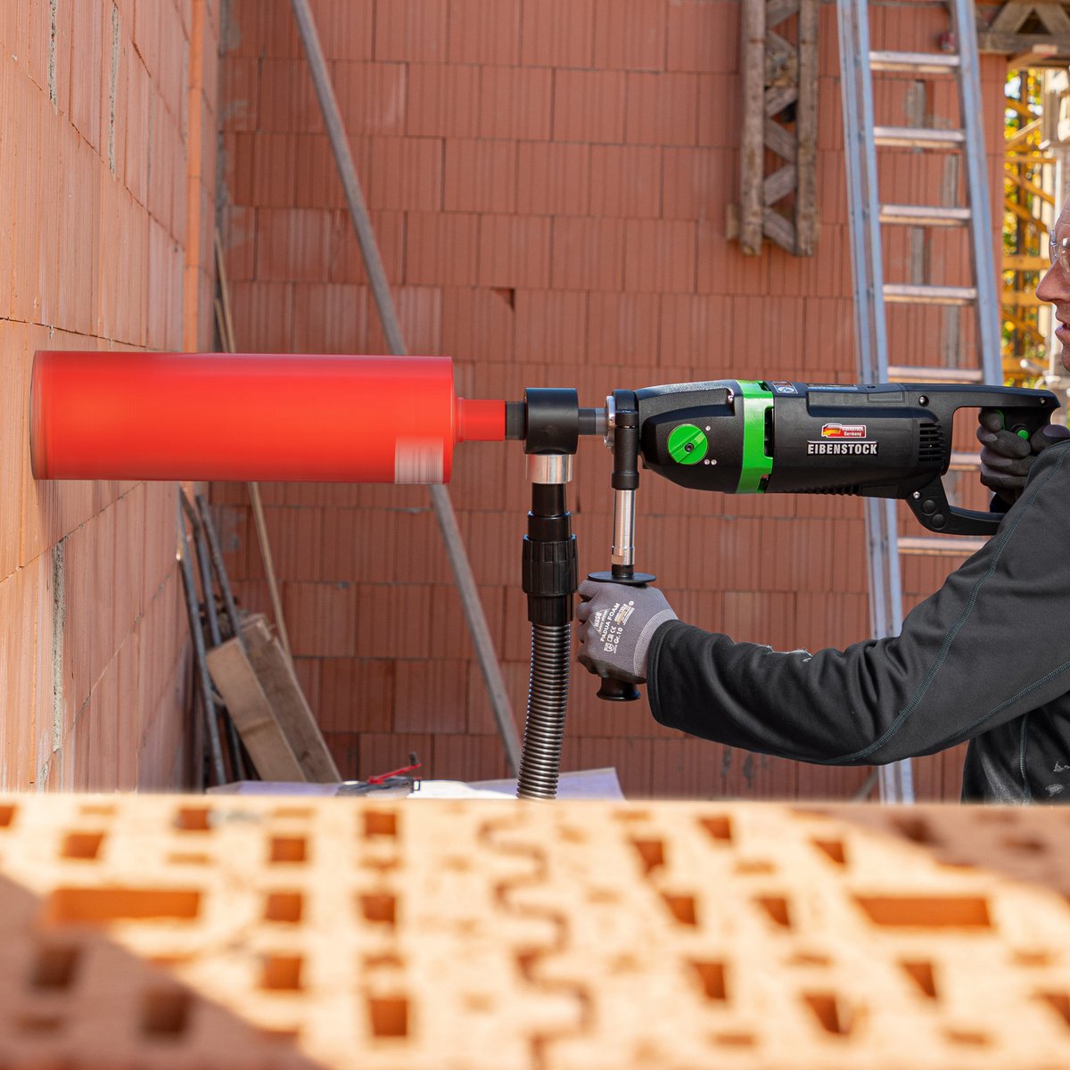 EIBENSTOCK_PT's tweet image. Discover the EHD 2002 S - the universal machine for installation holes up to Ø 132 mm! 💪 Perfect for wall and ceiling openings in sanitary, heating and ventilation construction as well as for countersinking switch and junction boxes in electrical installations.

#diamondtools