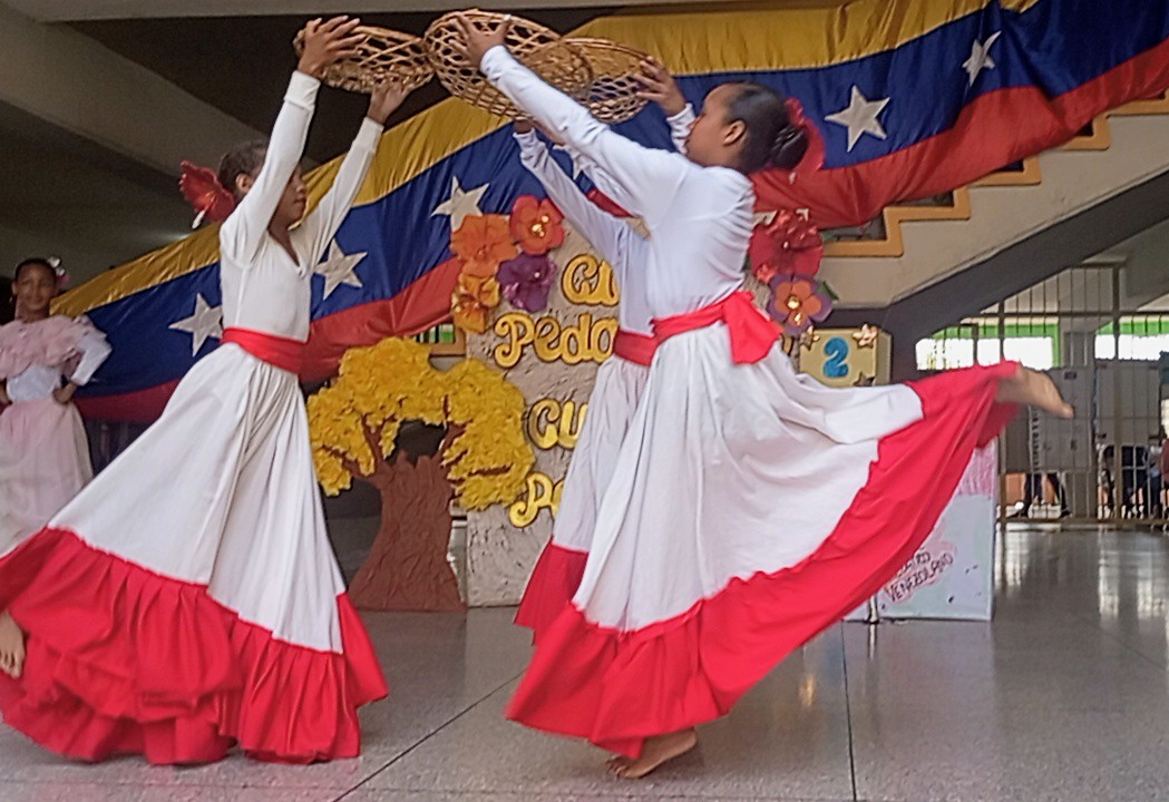 CDPCE - Ayacucho (@cdeayacucho) on Twitter photo #CrecimientoProduvtivoCultura Rutas Patrimoniales y bailes, fueron los temas del cierre pedagógico cultural de la Parroquia Ayacucho, con la participación de 150 estudiantes. Felices Vacaciones! <a href="/NicolasMaduro/">Nicolás Maduro</a> <a href="/_LaAvanzadora/">Yelitze Santaella</a> <a href="/KarenlyPSUV/">Karenly Sánchez</a> @MPPEDUCACION <a href="/CDCEMcpioSucre/">CDCE Municipio Sucre Edo. Sucre</a> #CrecimientoProduvtivoCultura Rutas Patrimoniales y bailes, fueron los temas del cierre pedagógico cultural de la Parroquia Ayacucho, con la participación de 150 estudiantes. Felices Vacaciones! <a href="/NicolasMaduro/">Nicolás Maduro</a> <a href="/_LaAvanzadora/">Yelitze Santaella</a> <a href="/KarenlyPSUV/">Karenly Sánchez</a> @MPPEDUCACION <a href="/CDCEMcpioSucre/">CDCE Municipio Sucre Edo. Sucre</a>
