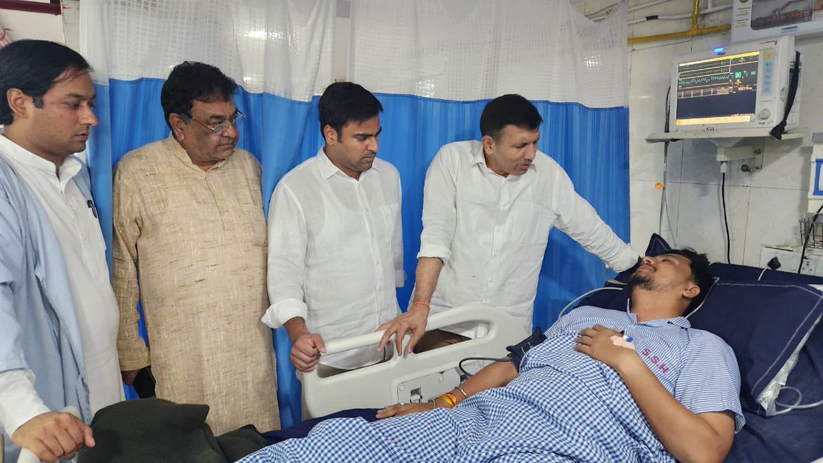 jitupatwari's tweet photo. आज मुख्यमंत्री आवास घेराव के दौरान पुलिस के बर्बरतापूर्ण लाठीचार्ज में घायल हुए एनएसयूआई के प्रदेश अध्यक्ष आशुतोष चौकसे जी एवं कार्यकर्ताओं से हॉस्पिटल पहुँचकर मुलाक़ात की और उनके स्वास्थ्य की जानकारी ली।

इस दौरान पूर्व मंत्रीद्वय जयवर्धन सिंह जी, मुकेश नायक जी, NSUI के राष्ट्रीय अध्यक्ष वरुण चौधरी जी, ��ूर्व विधायक विपिन वानखेड़े जी सहित साथीगण उपस्थित थे।