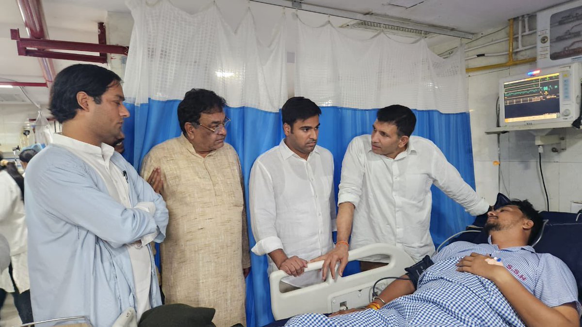 jitupatwari's tweet photo. आज मुख्यमंत्री आवास घेराव के दौरान पुलिस के बर्बरतापूर्ण लाठीचार्ज में घायल हुए एनएसयूआई के प्रदेश अध्यक्ष आशुतोष चौकसे जी एवं कार्यकर्ताओं से हॉस्पिटल पहुँचकर मुलाक़ात की और उनके स्वास्थ्य की जानकारी ली।

इस दौरान पूर्व मंत्रीद्वय जयवर्धन सिंह जी, मुकेश नायक जी, NSUI के राष्ट्रीय अध्यक्ष वरुण चौधरी जी, ��ूर्व विधायक विपिन वानखेड़े जी सहित साथीगण उपस्थित थे।