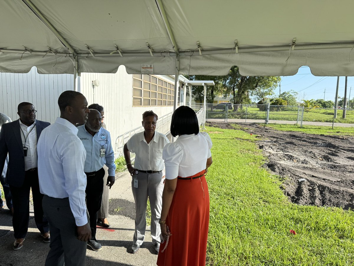 Johnjsully's tweet photo. Superintendent @HowardHepburn visited @mhe1671 (Markham Elementary) today. He is committed to ensuring students get the new building they deserve as soon as possible. @browardschools #BuildingFutures @BCPS7 https://t.co/gXdBiEYMVW