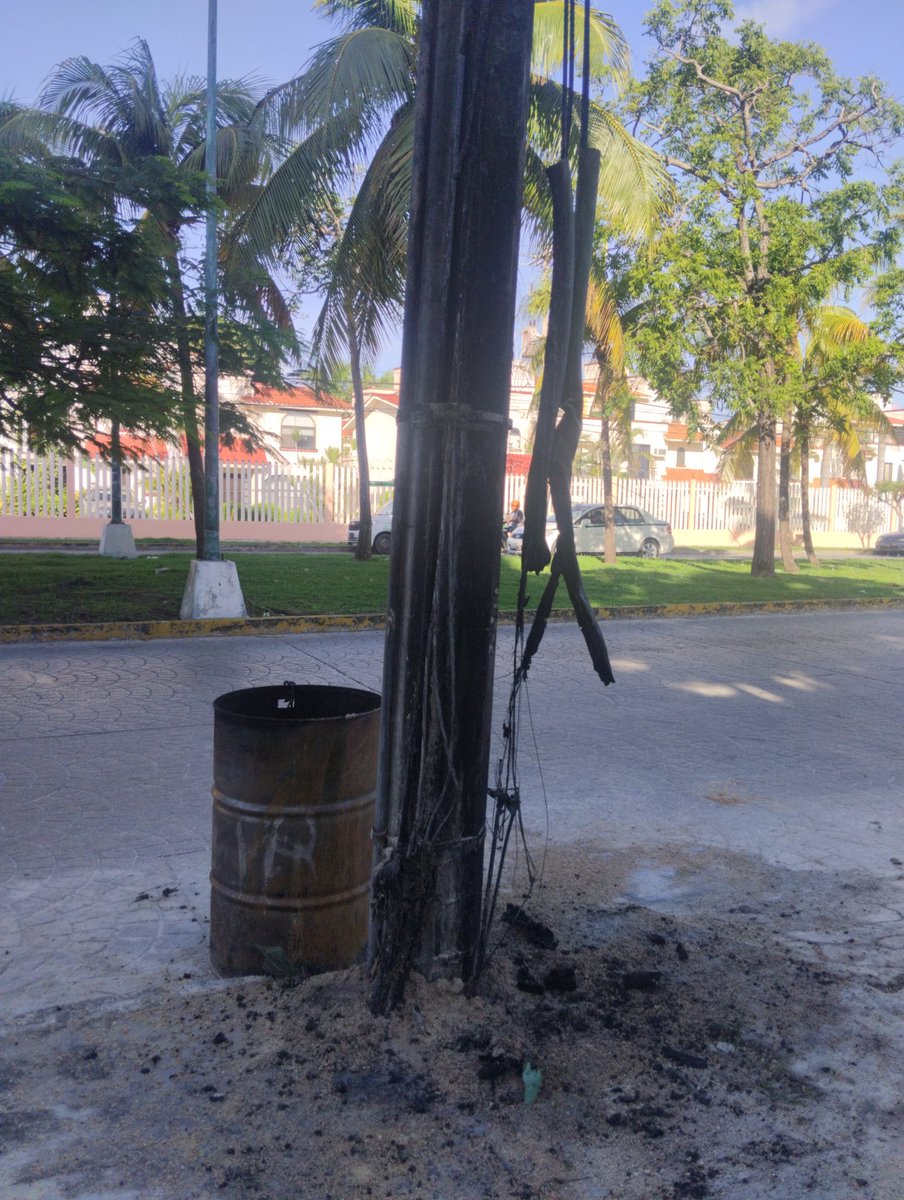CHILESFRITOS's tweet photo. @CFEmx 
Buenos días quiero reportar que no tenemos energía eléctrica 
En sm-20, mz-16, lote 81 calle labna municipio Benito Juárez, Quintana Roo a causa de que se incendio la acometida
Si nos pueden ayudar https://t.co/dil8GYZ75z