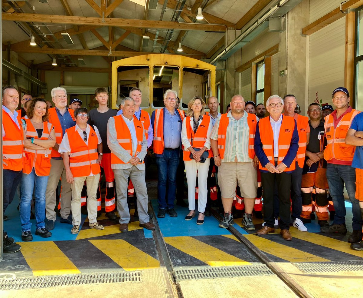 Gael_Barbier's tweet photo. ✳️ Aujourd’hui aux côtés de @GibelinLuc pour inaugurer l’atelier de maintenance du #TrainJaune financé à 100% par la Région @Occitanie 
Dédié à la rénovation du parc matériel historique circulant sur la ligne les opérations sont réalisées par les équipes @SNCFVoyageurs #Occitanie https://t.co/JinnWF6aZt
