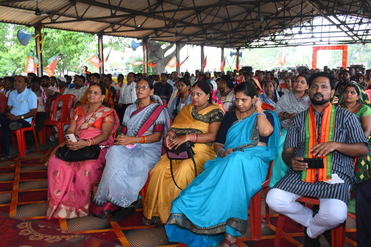 बिल्हा में विधानसभा स्तरीय मतदाता अभिनंदन समारोह  में सम्मिलित हुआ और देवतुल्य भाजपा कार्यकर्ताओं एवं मतदाताओं से संवाद किया एवं आभार प्रकट किया।
इस अवसर बिल्हा विधायक श्री <a href="/dharam_kaushik/">Dharamlal Kaushik</a> जी,विधायक श्री <a href="/punnulalmohle/">Punnu Lal Mohle (मोदी का परिवार)</a> जी सहित पदाधिकारी एवं देवतुल्य कार्यकर्ता उपस्थित रहे।