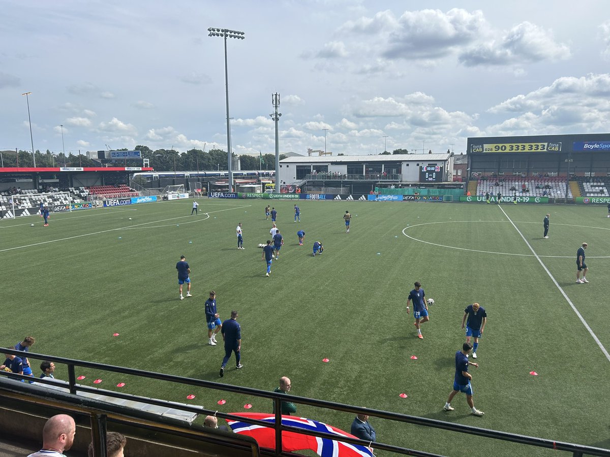 janmunkmichele's tweet photo. U19 EM I BELFAST!

Dagens første kamp er Italien - Norge på Seaview stadium i Belfast. 

Alle gruppe kampe spilles på kunst.

Kl. 1900 venter Ukraine - Nordirland https://t.co/BYWwcOpaUu