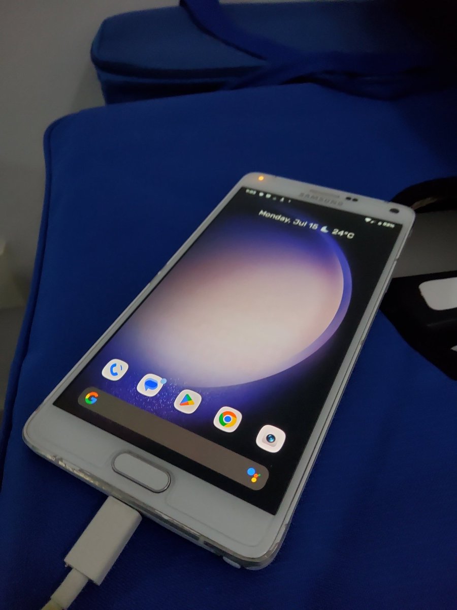 evx9331's tweet photo. Samsung Galaxy Note 4 (or the S5 Pro as I say because the fkin S Pen broke) with Android 11 custom ROM https://t.co/4fhcVMV2FY