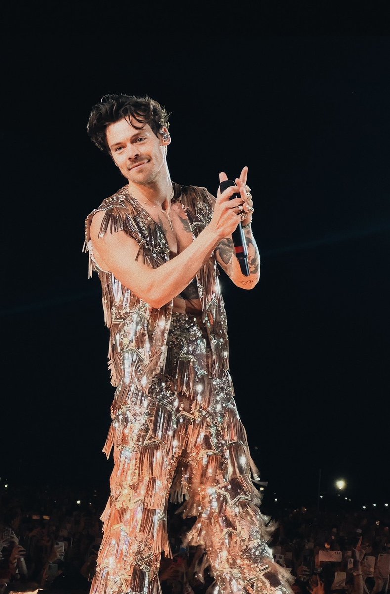 This might be one of the most dreamiest pictures of him  😍