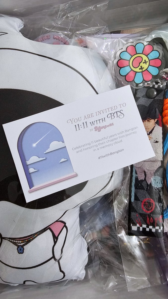 500daysofysa's tweet photo. Memory cloud merch box by @sujimcore 💜

Speechless 🥹 this merch box is so perfectly curated! I love it so much. Thank you! 🫶🏻

#11withBangtan https://t.co/N9BJ0Gfafc